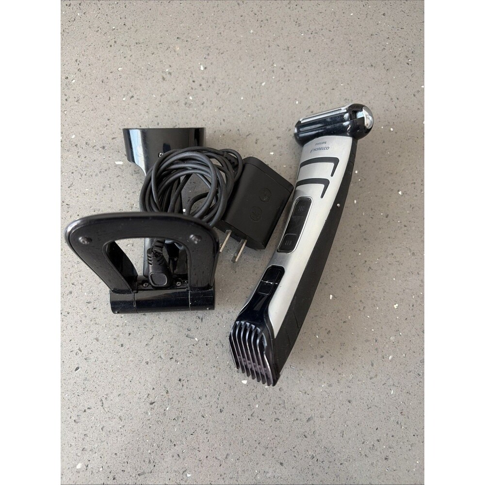 Philips Norelco Bodygroom Trimmer Series 7100 BG2040 Handle and charger